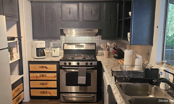 Brownsville Casa | Cozy Ranch Mountain Getaway Close to Lakes & Pet friendly!
