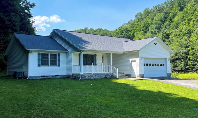 Wolfe Casa | Cozy ranch style home close to Virginia Spearhead and Hatfield McCoy Trailheads