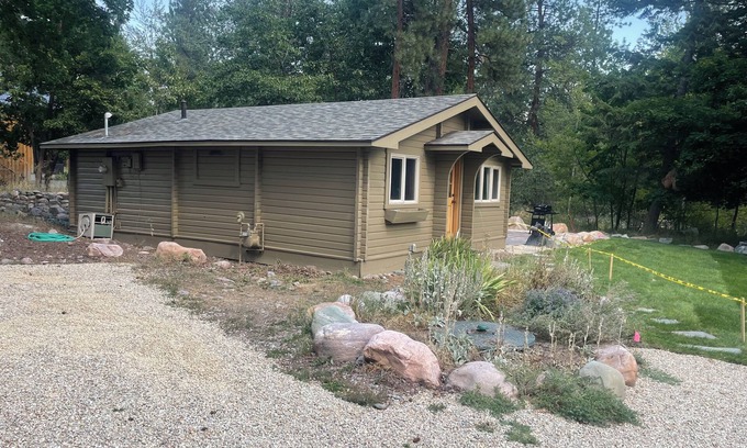 Upper Rattlesnake Cabina | Cozy Rattlesnake Creekside Cabin Retreat
