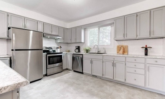 Niagara-on-the-Lake Cabaña | Cozy Ravine View Cottage in Wine Country! Hot Tub & Pool surrounded by Forest.