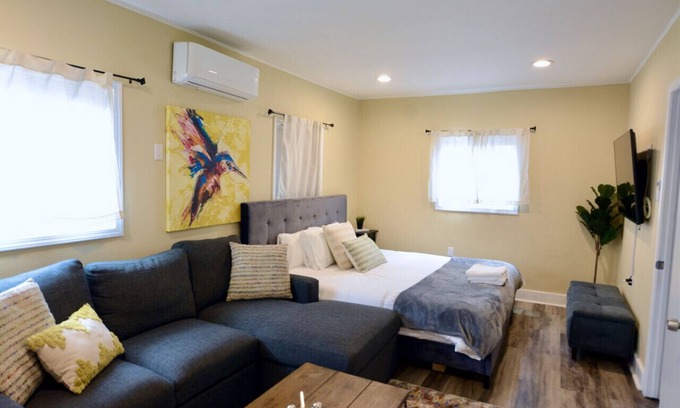 El Monte Casa | Cozy Rear Nook with Gazebo Pet friendly Tesla Charger A few minutes from the Airport