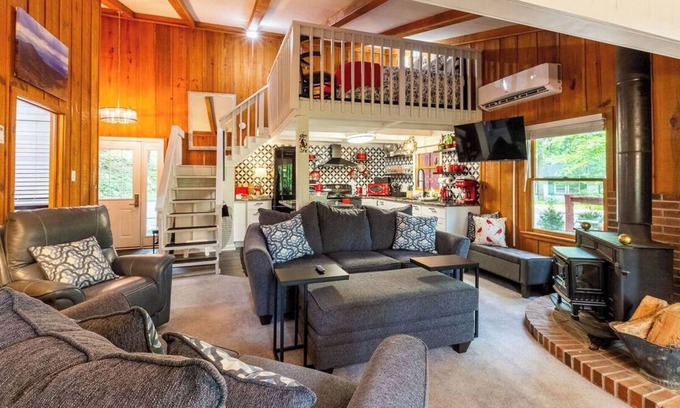 Clarks Chapel Cabina | Cozy red cabin in beautiful Franklin, North Carolina with all the comforts!@