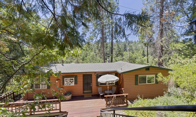 Twain Harte Cabina | Little Red Cabin - King bed, 25 minutes to Dodge Ridge & Pinecrest