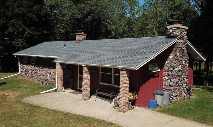 Leland Cabina | Acogedora Redstone Cottage en WI River- ¡bienvenidas mascotas!