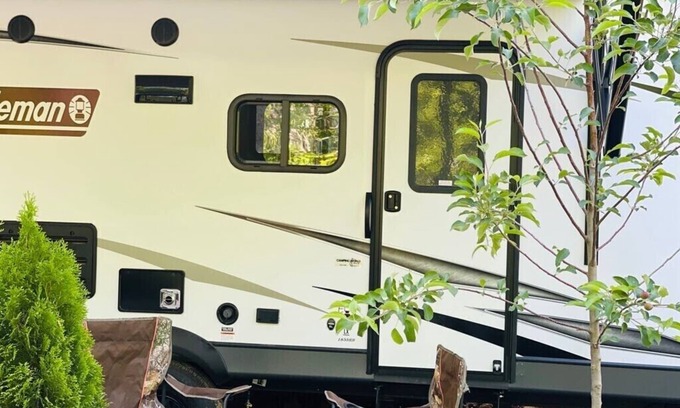 Newport Casa | Cozy relaxing Camper in the Woods, Pet friendly,hiking