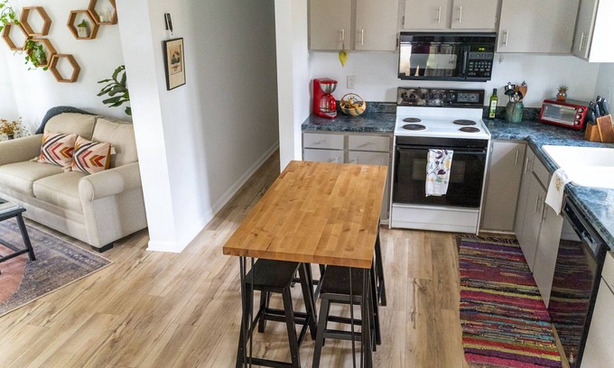 Brevard Casa | Cozy Relaxing Escape w/ Fire Pit - Dog Friendly - 7 minutes to Downtown Brevard