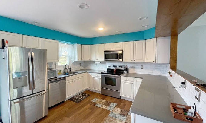 Coloma Casa | Cozy remodeled raised ranch located near beaches and wineries