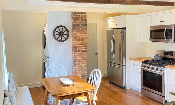Kennebunk Casa | Cozy, renovated farmhouse, vaulted ceilings
