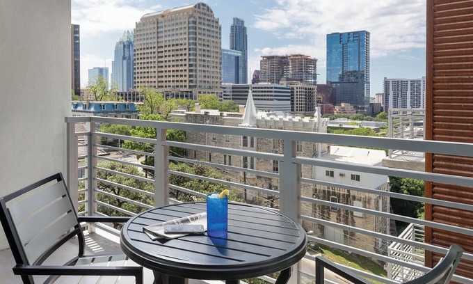 Capitol District Complejo | Cozy resort in awesome Austin with AC, fitness room, WiFi