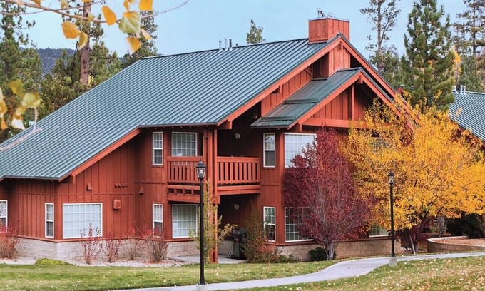 Big Bear Lake Complejo | Cozy resort in charming Big Bear Lake with AC, fitness room, WiFi