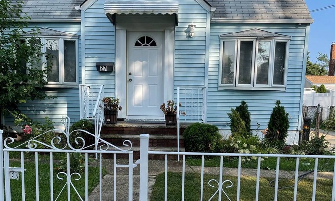 Floral Park Casa | COZY REST 3BDRM HOME AWAY FROM HOME W/ DECK
