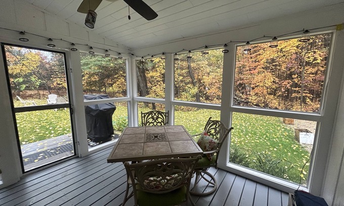 Higgins Lake Cabina | Cozy retreat. 2 blocks from lake. Park, pkl ball, S Higgins Lake St Park