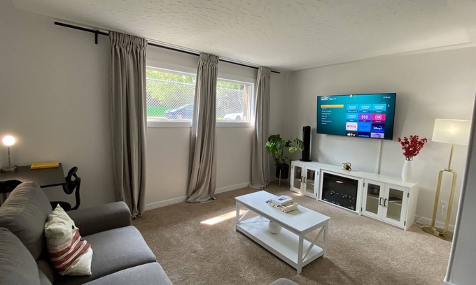 North Central Edmonton Apartamento | Cozy Retreat - 5 min from ICE district