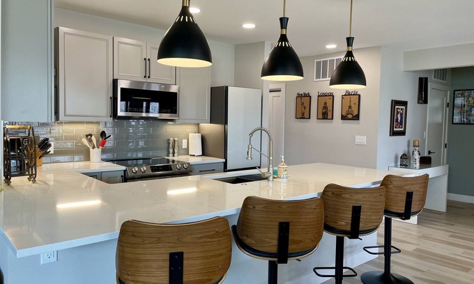 Alta Vista Area Apartamento | Cozy retreat close to Old Town Arvada and Ralston Creek. Pet friendly.