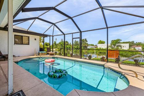 Fort Myers Casa | Cozy Retreat, heated pool, water canal, bikes,3 bedroom