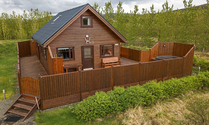 Akranes Cabaña | Cozy Retreat Home with Jacuzzi