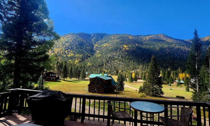 Red River Cabina | Cozy retreat in Hidden Valley, 10 minutes to Red River!