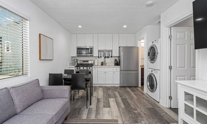 North Long Beach Apartamento | Cozy Retreat in Long Beach