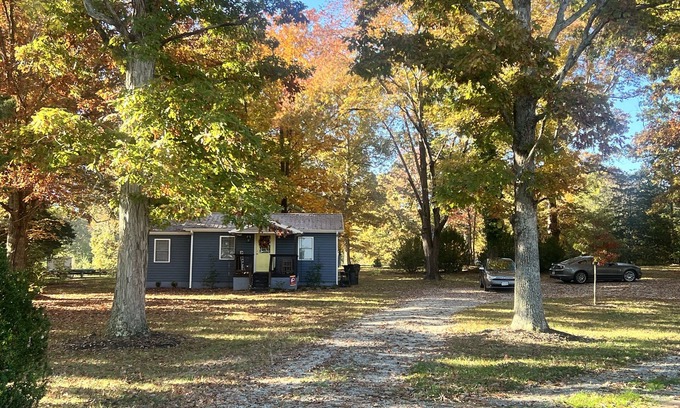 Powhatan Casa | Cozy retreat just 1 mile from the Fine Creek Brewery & eclectic wedding venue.