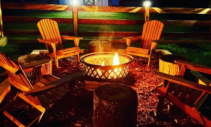 Tate Casa | Cozy retreat located on the bank of a rushing creek.