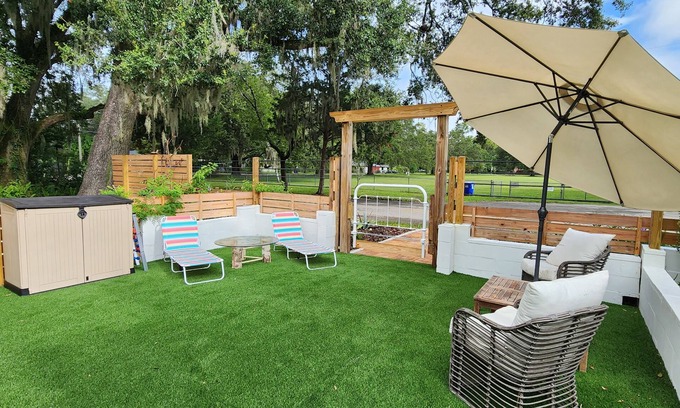 Gainesville Cabaña | Cozy retreat near UF, downtown, Shands, and the Gainesville Airport