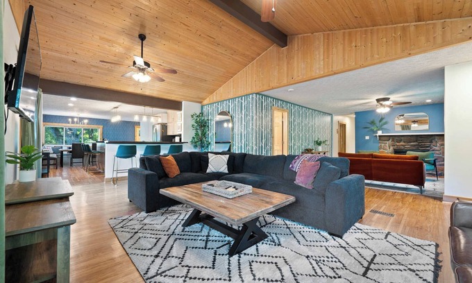 Sugar Grove Cabina | Cozy Retreat on Private Estate with Hot Tub
