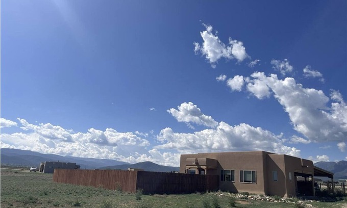 Taos Casa | Cozy Retreat with Amazing Views and High-Speed Internet Just 5 Minutes from Taos