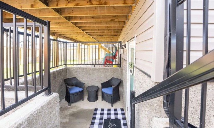 Lethbridge Cama Y Desayuno | Cozy Retreat with Hot Tub and Free Breakfast!