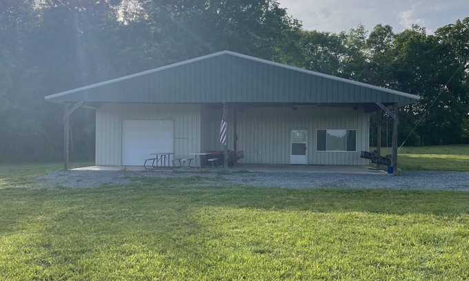 Gretna Cabina | Cozy retreat with lots of room for outdoor activities.