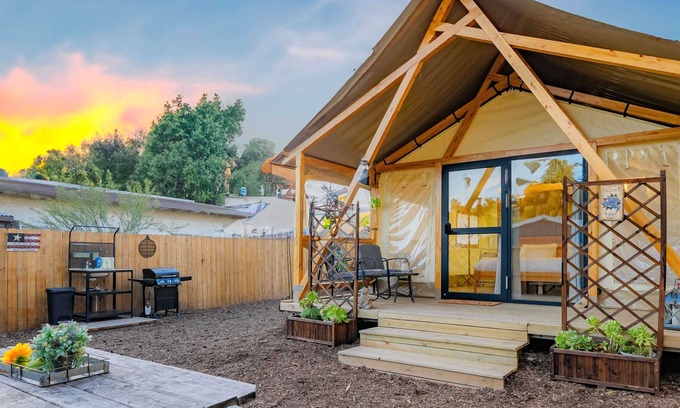 Glendora Alquiler De RV | Cozy Retreat with Modern Amenities and Outdoor Fun