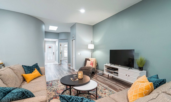 Country Oaks Casa | Cozy Retro Chic Sarasota Home
