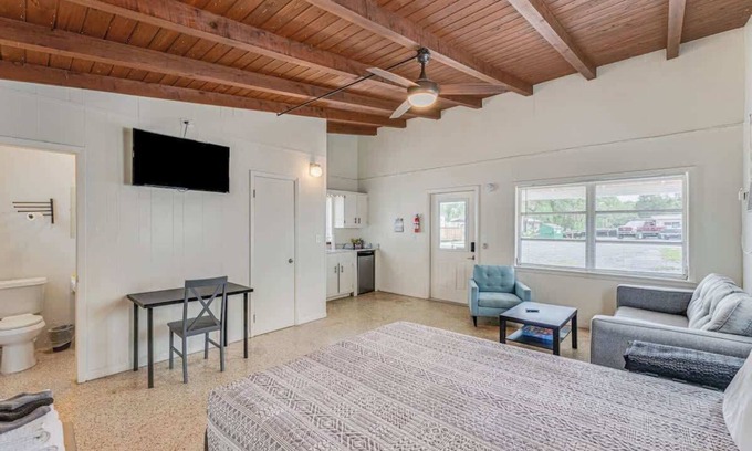 Chassahowitzka Cabina | Cozy River Cabin | Escape to Seven Sisters Springs