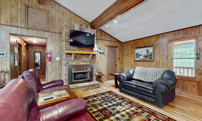 Ellijay Cabina | Cozy riverfront home with tubes, fishing, full kitchen & peaceful views