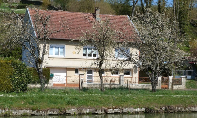 Vilosnes-Haraumont Cabaña | Escapada tranquila junto al río Meuse: Casa para 7 personas con jardín y terrazas