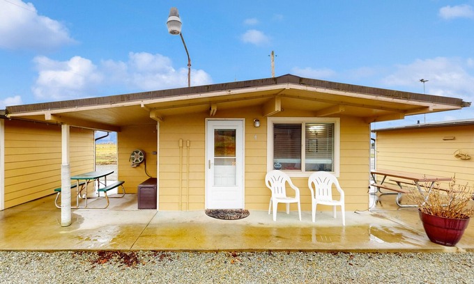 Mount Vernon Apartamento | Cozy riverside cabin with kitchenette & laundry facilities - dog-friendly
