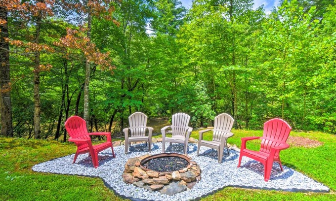 Dahlonega Casa | Cozy Riverside Dahlonega Home with Kayaks and Fire Pit