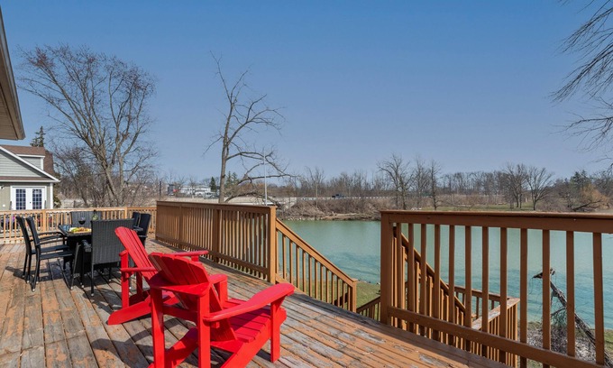 Wellandport Cabaña | Cozy Riverside Retreat★Pet Friendly★Sauna★King Bed