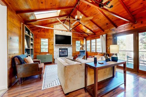 Forestville Casa | Cozy Riverview Cabin