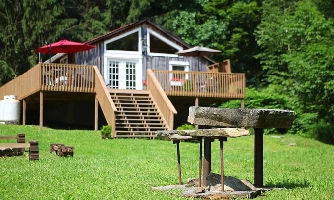 Roan Mountain Cabina | Cozy, romantic cabin in beautiful Roan Mt Tennessee & hot tub