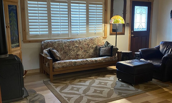 Tahoe Paradise Casa | Cozy, Romantic & Quiet! Off Pioneer Trail! Close to all amenities!