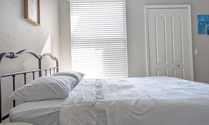 Metro West Apartamento | Cozy Room Close to Universal