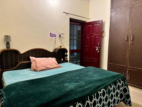 Dehradun Apartamento | Cozy Room in 3BHK duplex