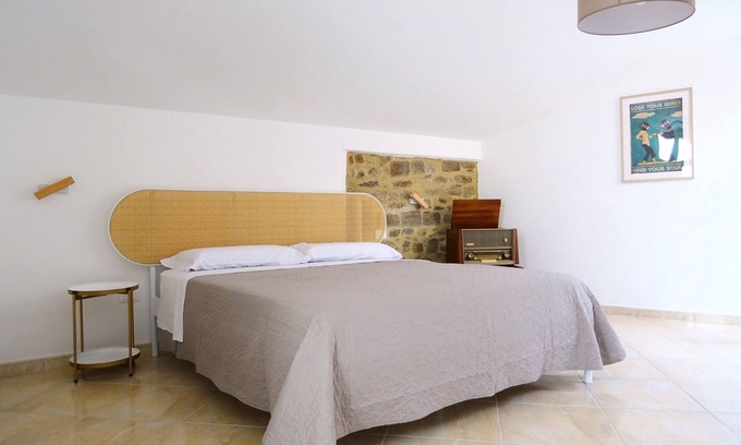 Lustra Casa | Cozy room on two floors with kitchen and bedroom upstairs.