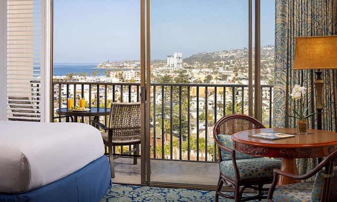 Crown Point Hotel | Cozy Room w/ Ocean Views Perfect for Families – Kid-Friendly Activities, Pool