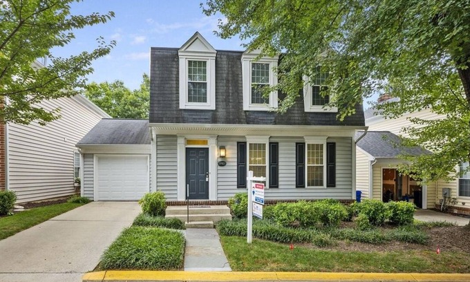 Montgomery Village Casa | Cozy Room with 15 Minutes to Metro, with Game Room, Patio and Deck.