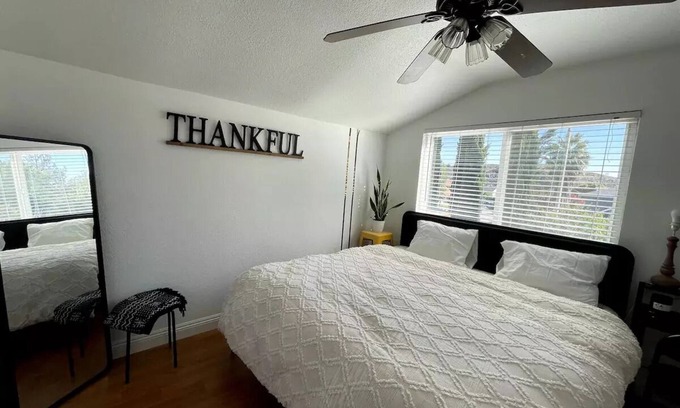 Santa Clarita Casa | Cozy Room with Shared Bath