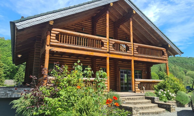 Hellenthal Casa | Villa con sauna exterior y jacuzzi exterior.
