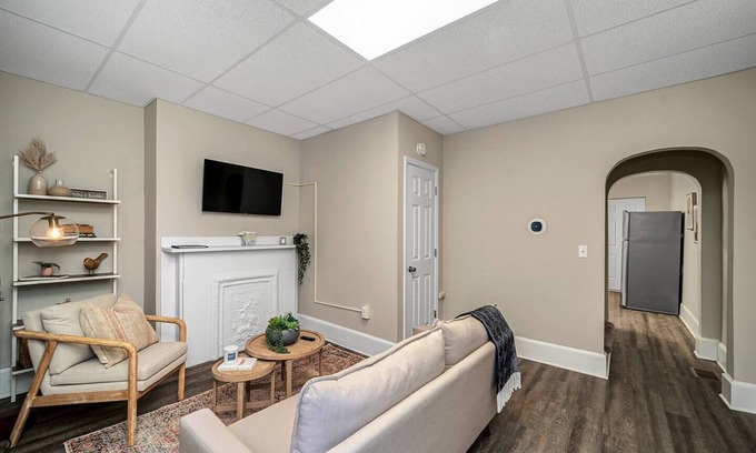East Allegheny Casa | Cozy Row House Quiet Designer Heaven Central