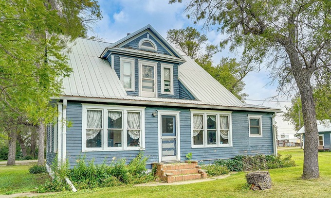 Zeeland Casa | Cozy Rural Hideaway in McIntosh County!