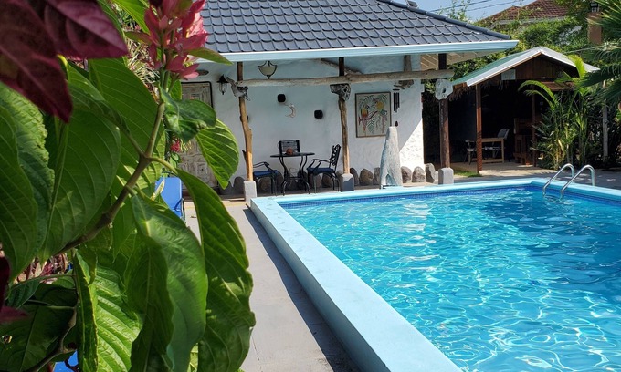 Runaway Bay Cabaña | Cozy Rustic 1BR Cottage - Free Parking, WiFi w/ Pool & Beach Access
